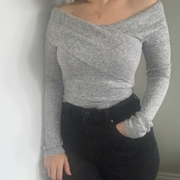 ๐2/$20๐ Fashion Nova off shoulder grey sweater - Picture 2 of 9